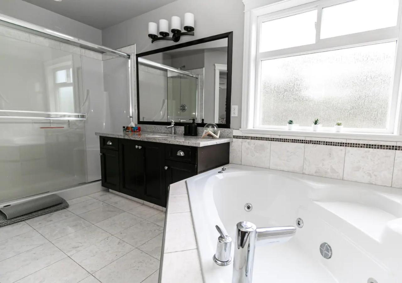 Bellamy Manor Large Home With 5Beds! In Langford Victoria Bagian luar foto
